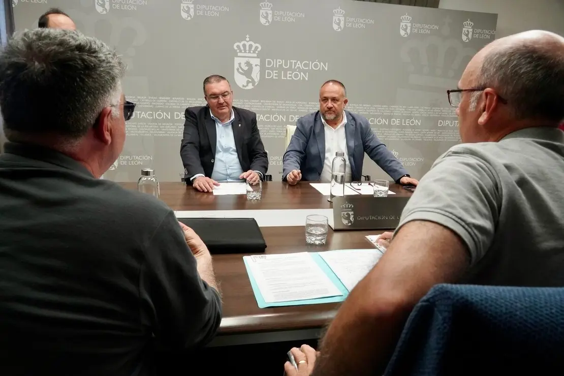 Reunión del presidente de la Diputación de León, Gerardo Álvarez Courel, y el vicepresidente Roberto Aller con el comité de empresa de Azucarera La Bañeza
