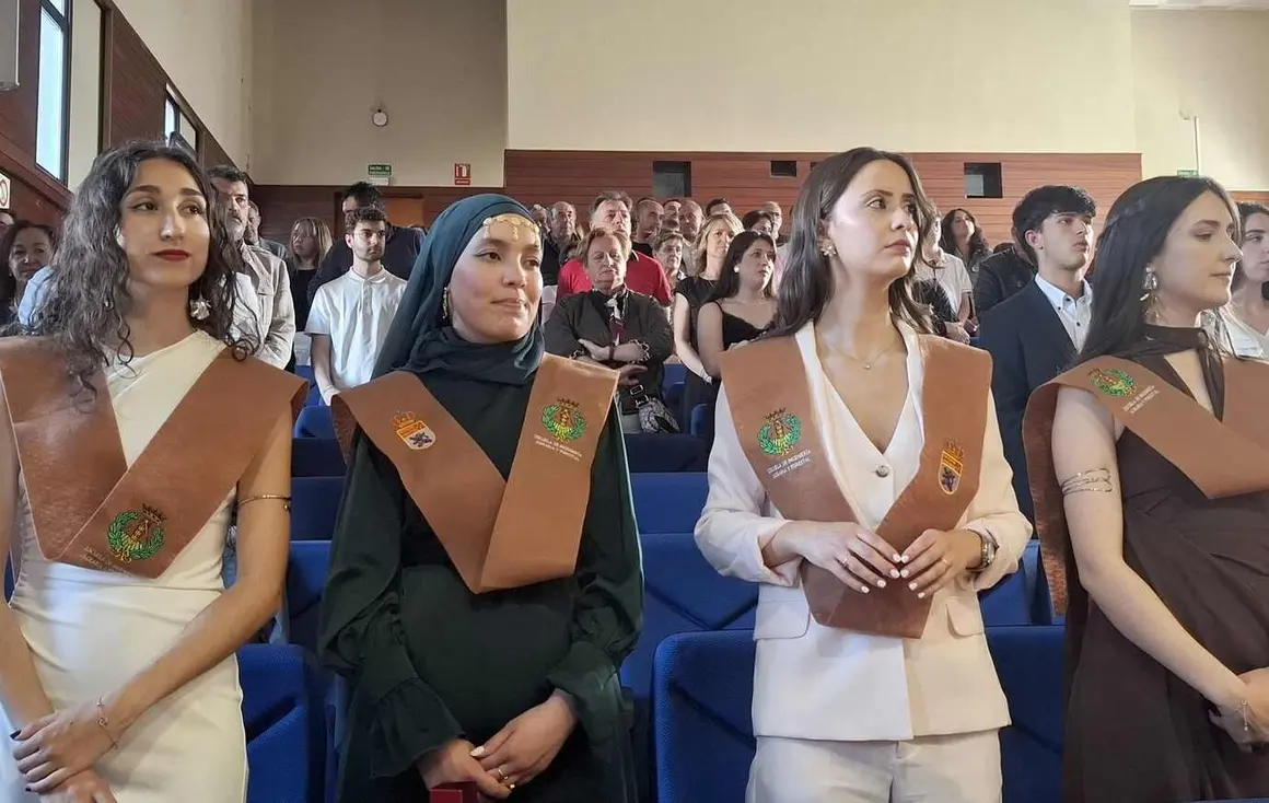 La Universidad de León (ULE) celebró este jueves el acto de graduación de la promoción 2020/2024 del Grado en Ingeniería Agraria. Una veintena de nuevos profesionales egresó de la Escuela de Ingeniería Agraria y Forestal en un contexto excepcional: el sector agrícola atraviesa una etapa de “paro cero”, con una elevada demanda de técnicos cualificados. Fotos: ULE | Ayto León