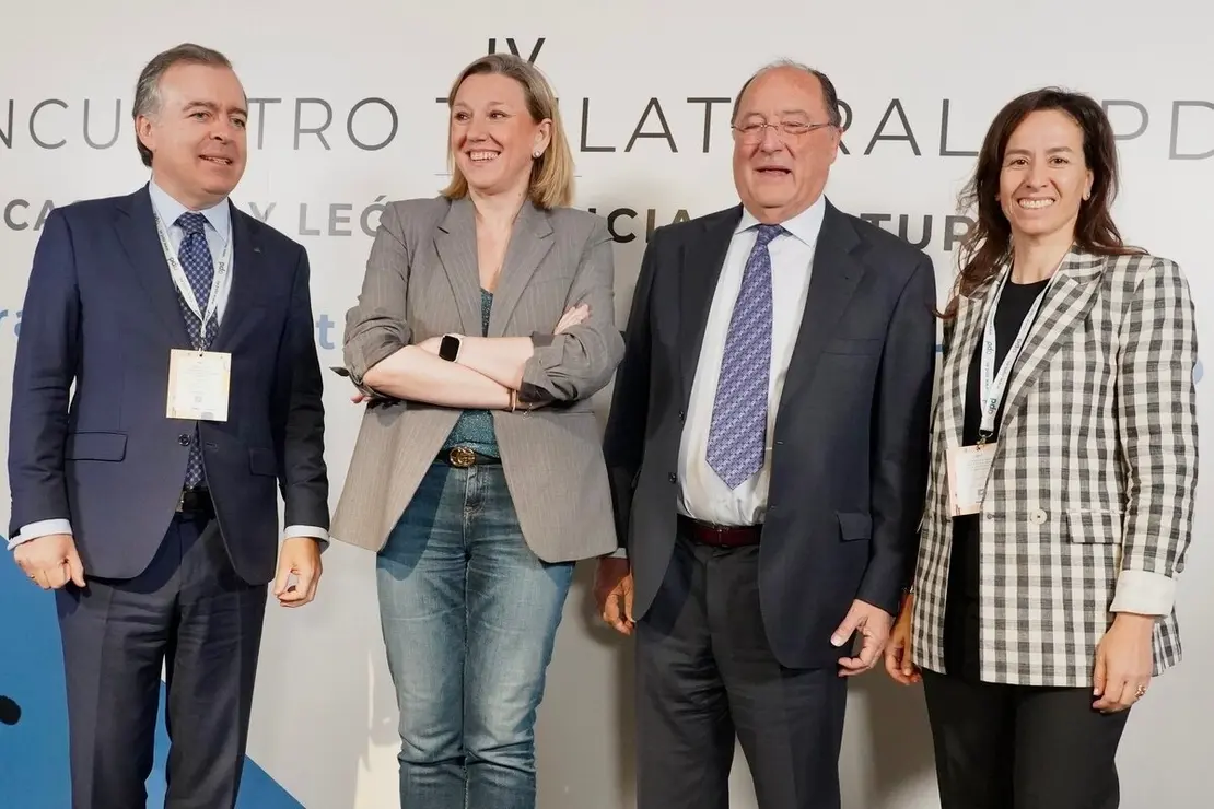La vicepresidenta de la Junta, Isabel Blanco, inaugura el IV Encuentro Trilateral de la Asociación para el Progreso de la Dirección (APD), que reúne a líderes institucionales y empresariales del noroeste peninsular en la capital leonesa, junto al presidente de la entidad, Carlos Moro
