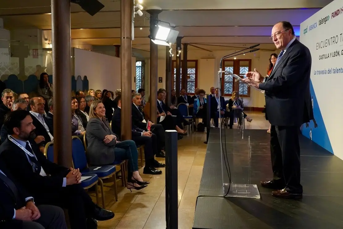 La vicepresidenta de la Junta, Isabel Blanco, inaugura el IV Encuentro Trilateral de la Asociación para el Progreso de la Dirección (APD), que reúne a líderes institucionales y empresariales del noroeste peninsular en la capital leonesa, junto al presidente de la entidad, Carlos Moro