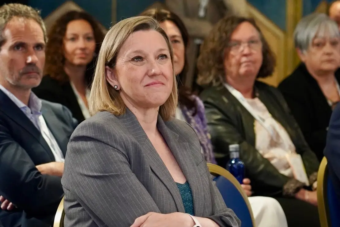 La vicepresidenta de la Junta, Isabel Blanco, inaugura el IV Encuentro Trilateral de la Asociación para el Progreso de la Dirección (APD), que reúne a líderes institucionales y empresariales del noroeste peninsular en la capital leonesa, junto al presidente de la entidad, Carlos Moro