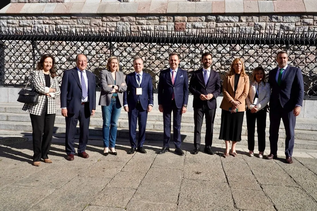 La vicepresidenta de la Junta, Isabel Blanco, inaugura el IV Encuentro Trilateral de la Asociación para el Progreso de la Dirección (APD), que reúne a líderes institucionales y empresariales del noroeste peninsular en la capital leonesa, junto al presidente de la entidad, Carlos Moro