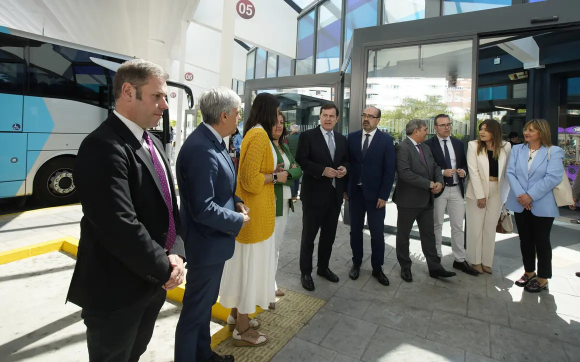 El presidente de la Junta, Alfonso Fernández Mañueco, presenta las actuaciones de mejora y modernización llevadas a cabo en la estación de autobuses de Ponferrada