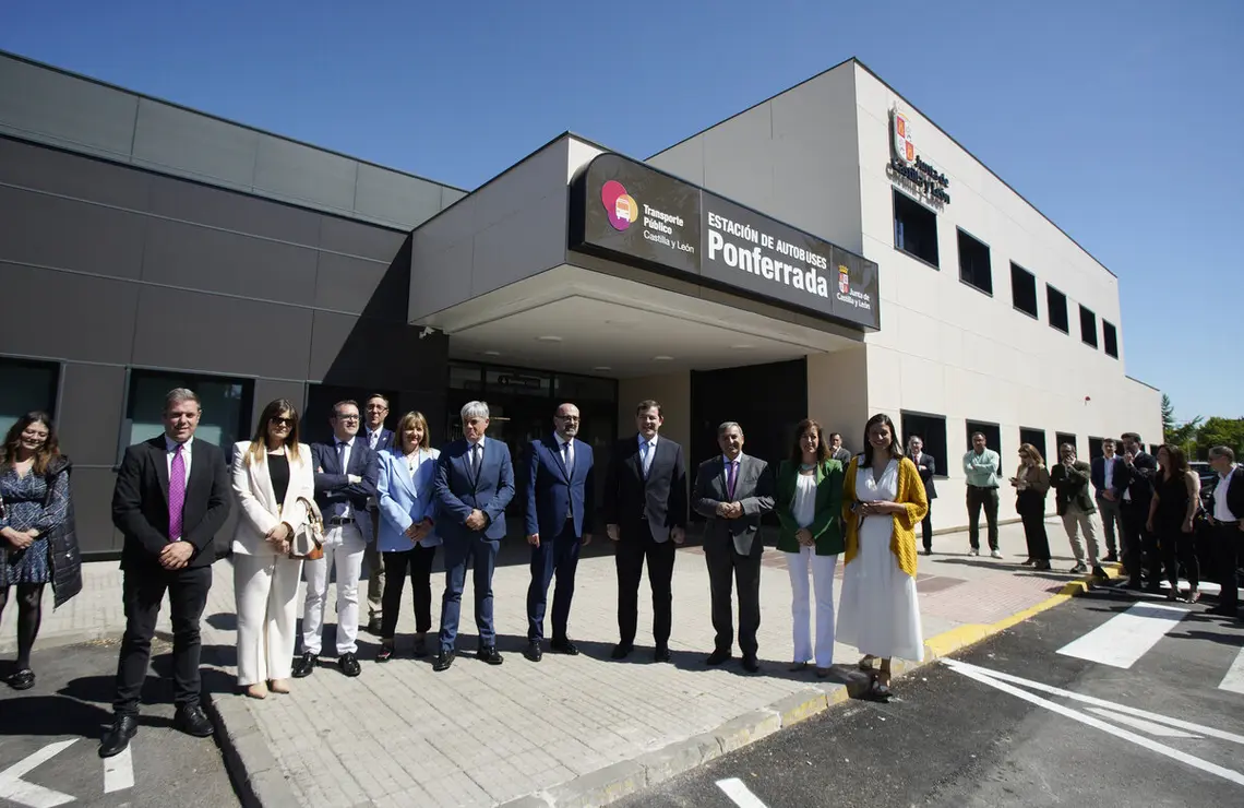 El presidente de la Junta, Alfonso Fernández Mañueco, presenta las actuaciones de mejora y modernización llevadas a cabo en la estación de autobuses de Ponferrada