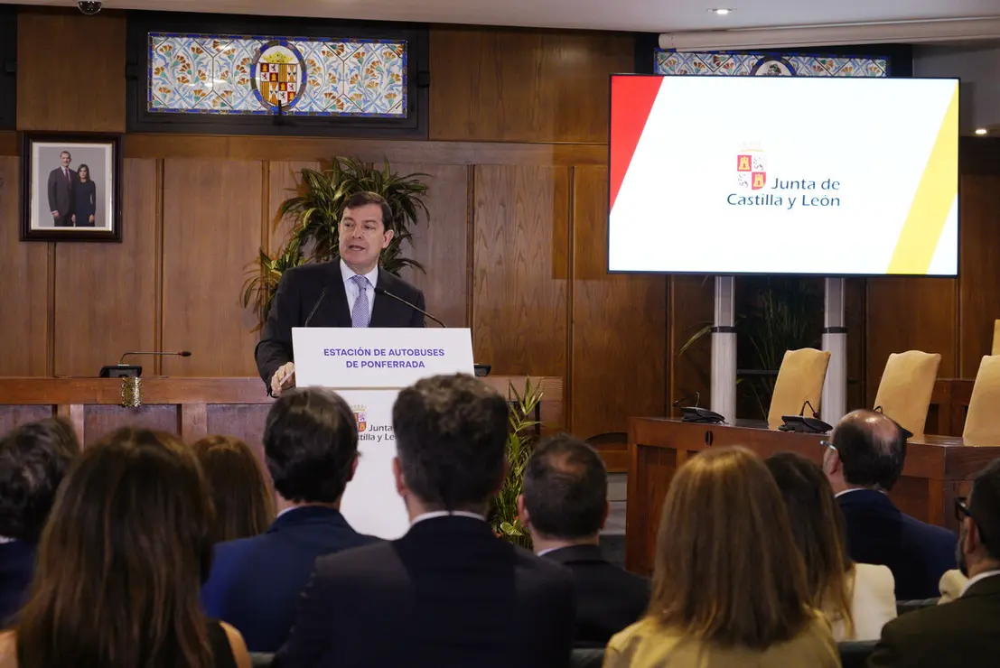 El presidente de la Junta, Alfonso Fernández Mañueco, presenta las actuaciones de mejora y modernización llevadas a cabo en la estación de autobuses de Ponferrada