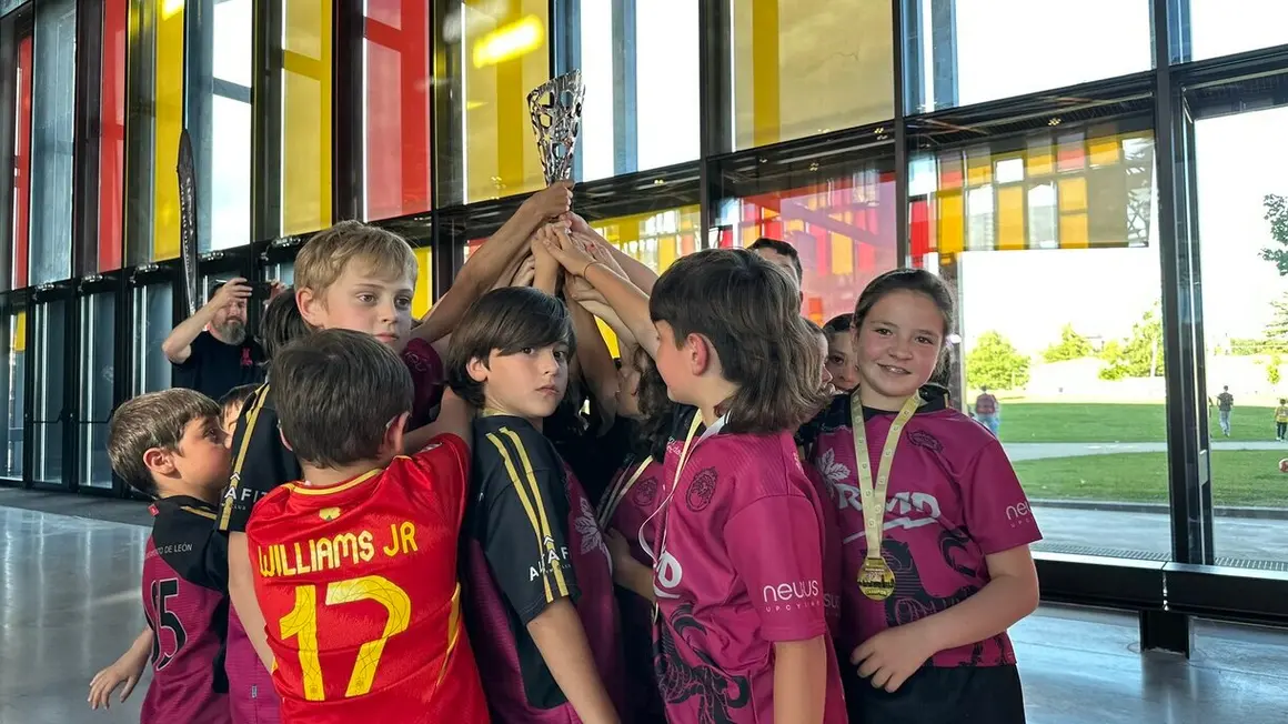 La Gala Municipal del Deporte llena el Palacio de Exposiciones con deporte, valores e integración. Más de 600 escolares y 75 equipos fueron homenajeados en una cita multitudinaria que reunió a autoridades, clubes, federaciones y familias para celebrar una temporada brillante del deporte base en León.