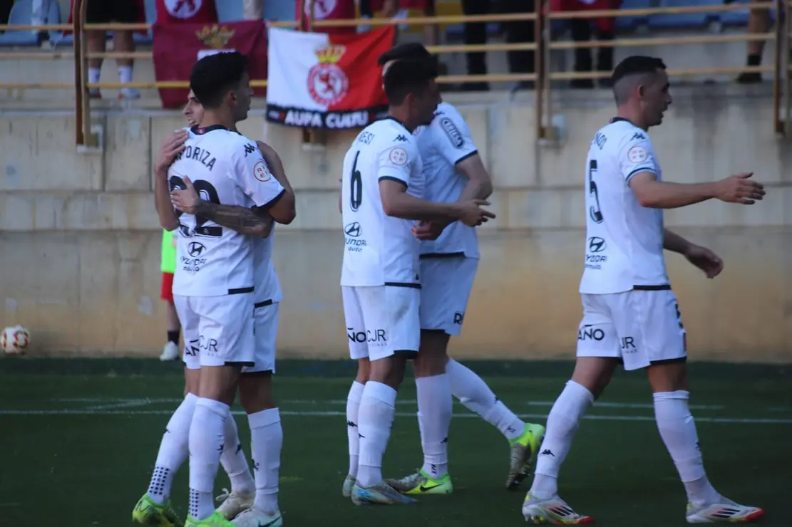 Un gol de Chacón en el primer tiempo y un empate agónico ante el FC Andorra (1-1) certifican el ascenso directo de la Cultural Leonesa a Segunda División. La ciudad de León estalla de alegría tras una primera parte de tensión, lucha y gloria. Fotos: Isaac Llamazares