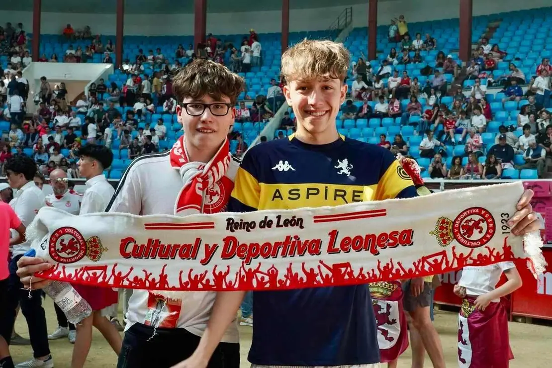 Miles de aficionados llenan la plaza de toros para seguir un partido histórico. Tras una jornada de nervios, tensión y esperanza, León celebra con fervor el regreso de su equipo a Segunda División. Foto: Campillo