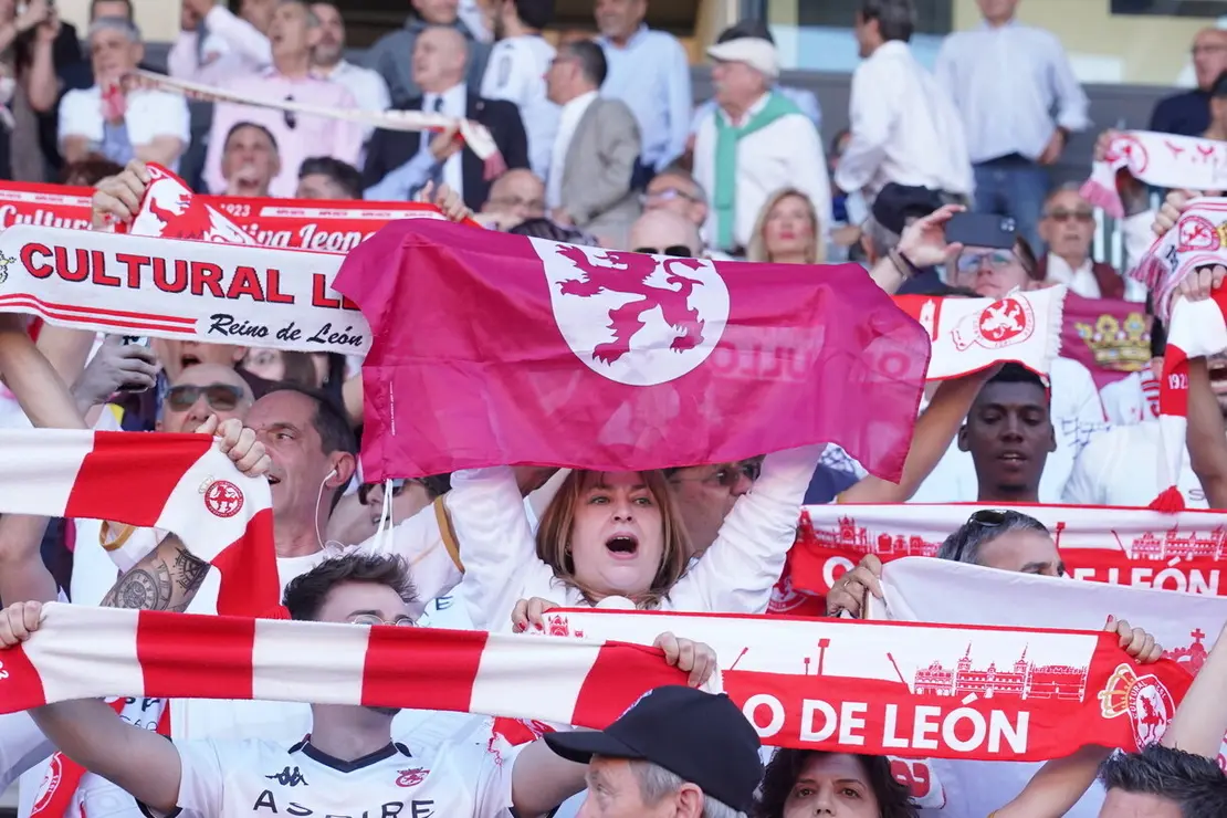La Cultural y Deportiva Leonesa, durante la celebración del ascenso.