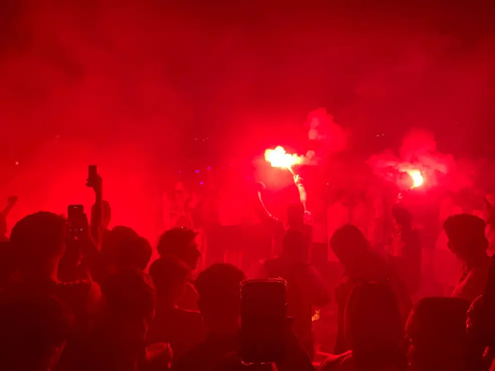 La plantilla celebra por todo lo alto su gesta histórica: autobús descapotado, marea de aficionados y baño de los bomberos en una jornada que quedará grabada en la memoria colectiva