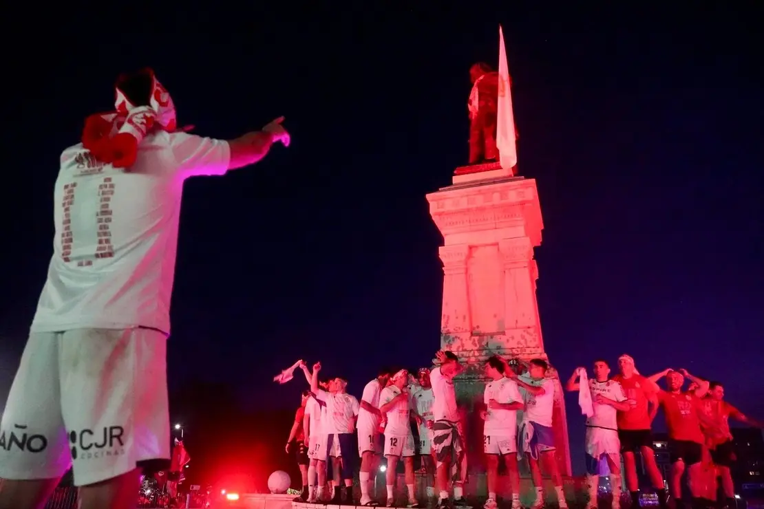 Celebración del ascenso de la Cultural y Deportiva Leonesa en la fuente de Guzmán. Foto: Campillo
