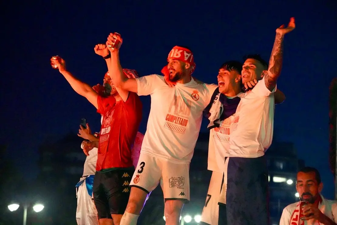 Celebración del ascenso de la Cultural y Deportiva Leonesa en la fuente de Guzmán