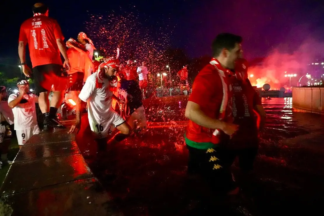 Celebración del ascenso de la Cultural y Deportiva Leonesa en la fuente de Guzmán
