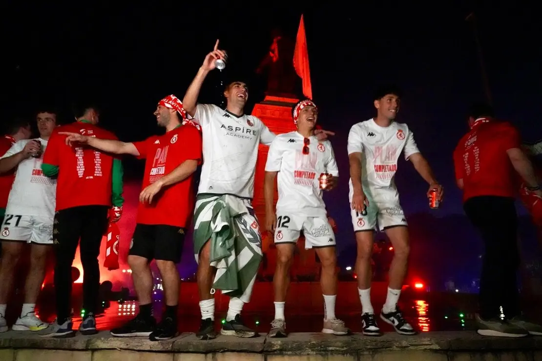 Celebración del ascenso de la Cultural y Deportiva Leonesa en la fuente de Guzmán