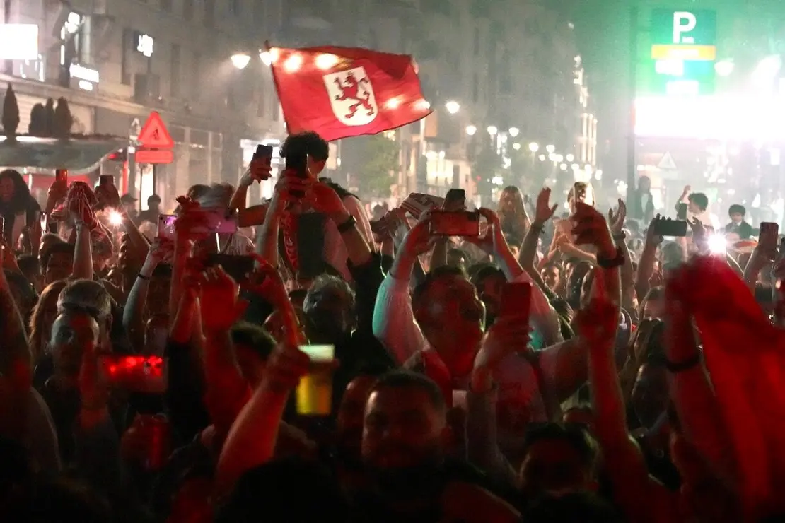 Celebración del ascenso de la Cultural y Deportiva Leonesa en la fuente de Guzmán