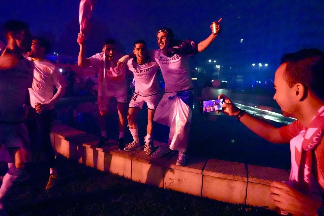 Celebración del ascenso de la Cultural y Deportiva Leonesa en la fuente de Guzmán