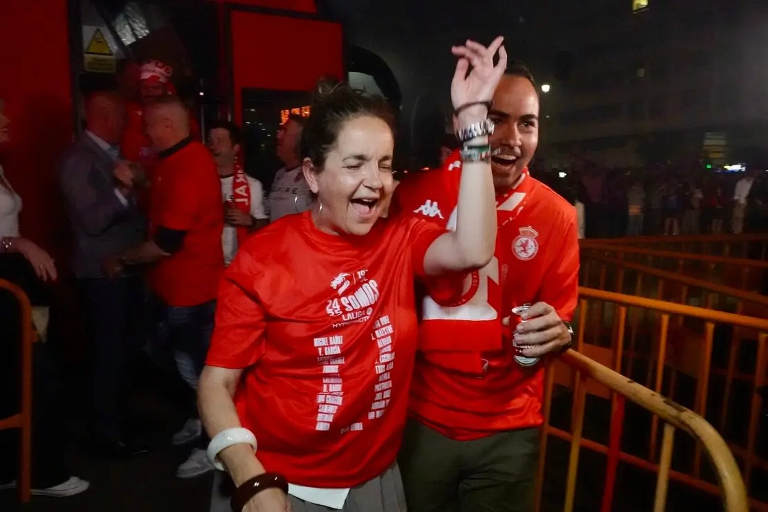 Celebración del ascenso de la Cultural y Deportiva Leonesa en la fuente de Guzmán