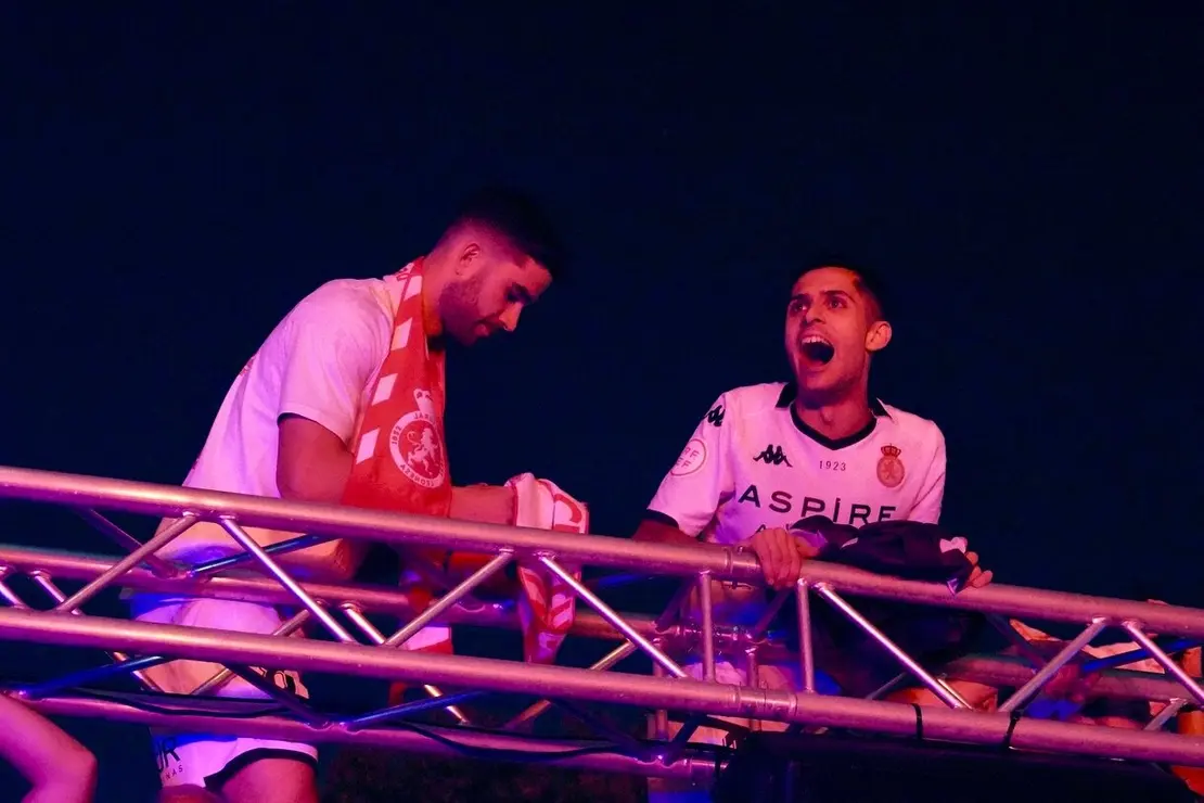 Celebración del ascenso de la Cultural y Deportiva Leonesa en la fuente de Guzmán