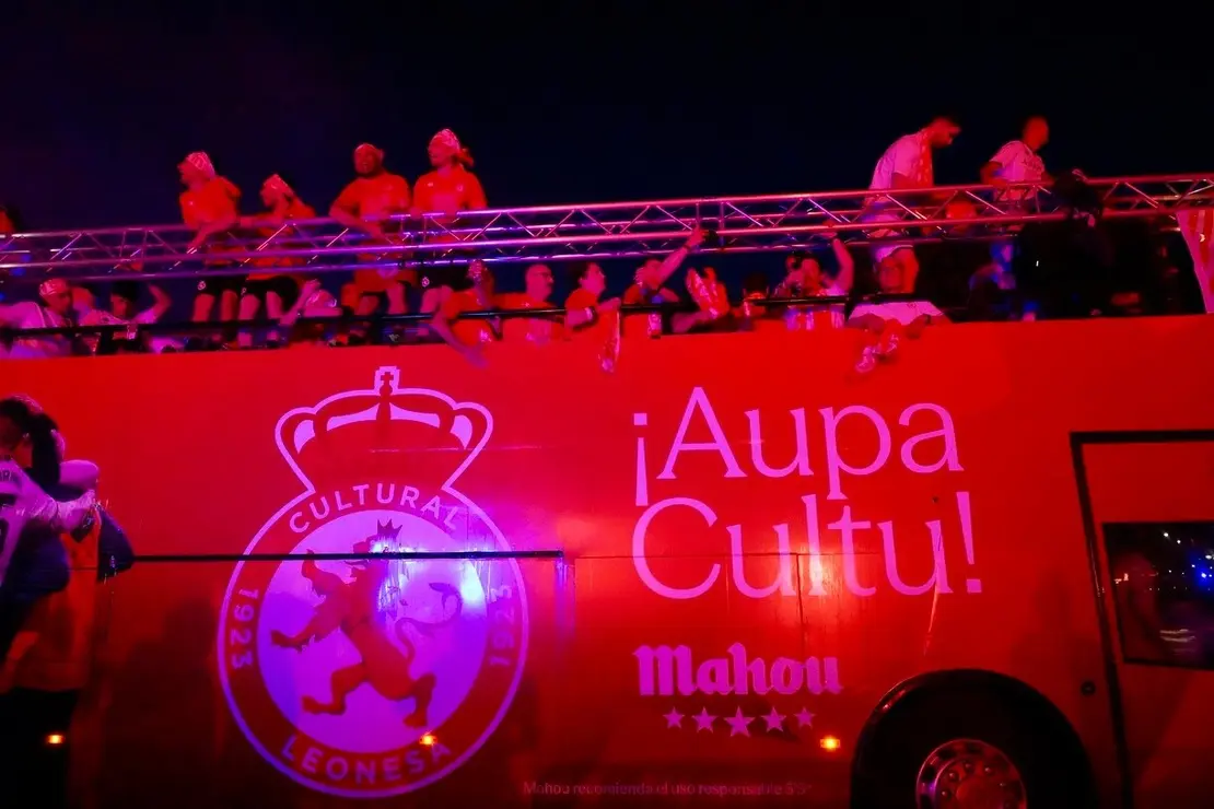 Celebración del ascenso de la Cultural y Deportiva Leonesa en la fuente de Guzmán