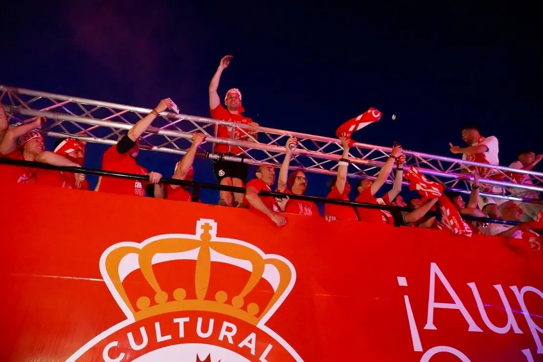 Celebración del ascenso de la Cultural y Deportiva Leonesa en la fuente de Guzmán
