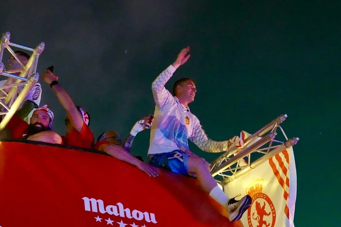 Celebración del ascenso de la Cultural y Deportiva Leonesa en la fuente de Guzmán