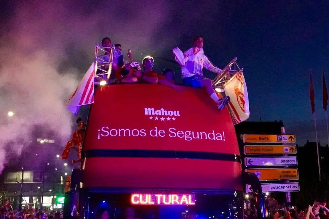 Celebración del ascenso de la Cultural y Deportiva Leonesa en la fuente de Guzmán