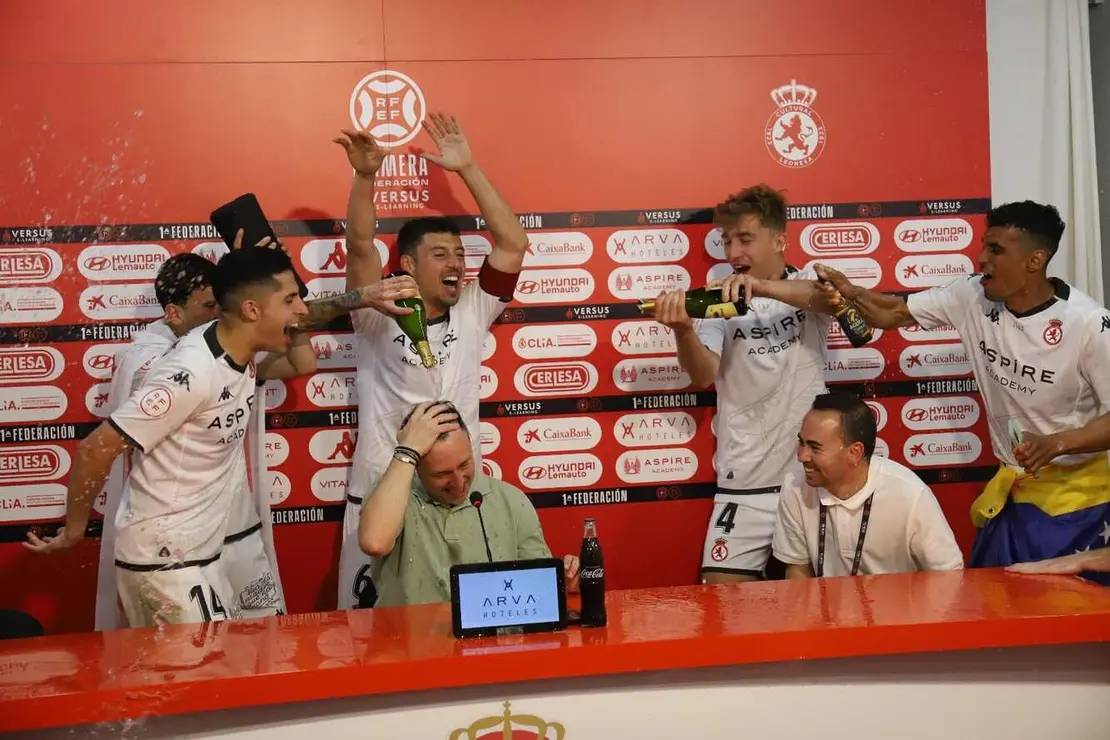 La canción de Luck Ra se convirtió en el motor anímico del vestuario y el símbolo festivo de una temporada histórica para la Cultural. Foto: César Llamazares