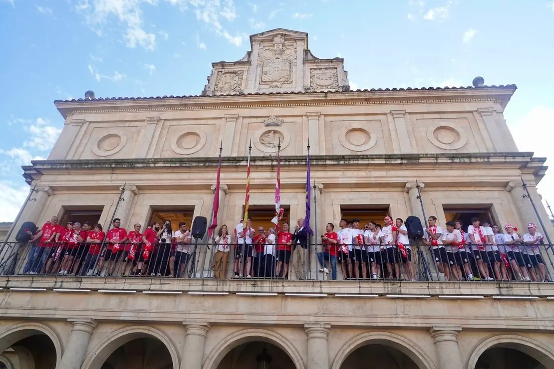 El alcalde de León, José Antonio Diez, recibe a la plantilla de la Cultural y Deportiva Leonesa