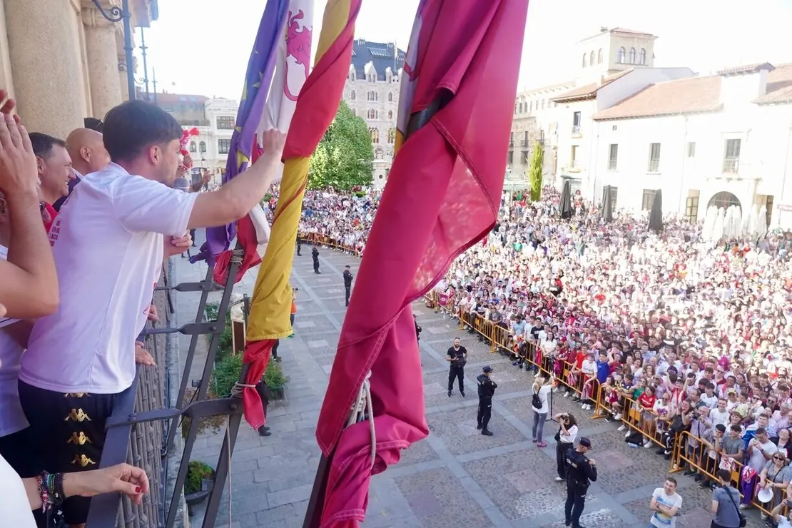 El Ayuntamiento recibe a jugadores, técnicos y directiva en una emotiva celebración donde no faltaron los vítores, la música y el agradecimiento eterno a una afición que nunca dejó de creer. Fotos: Campillo