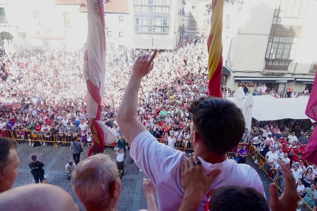 El alcalde de León, José Antonio Diez, recibe a la plantilla de la Cultural y Deportiva Leonesa