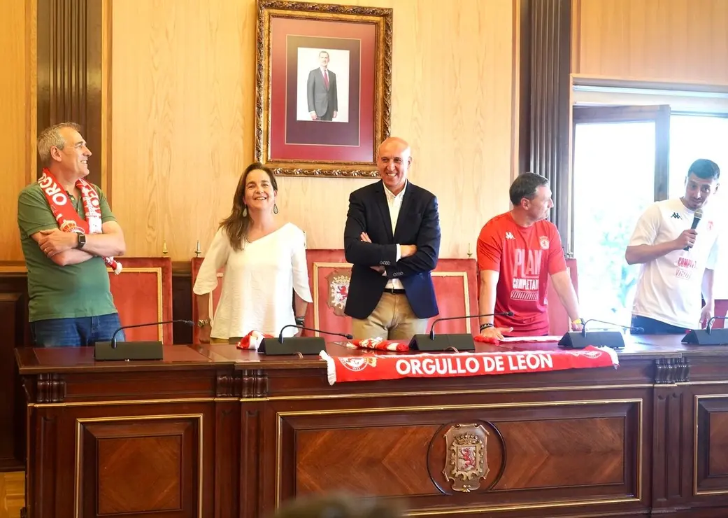 El alcalde de León, José Antonio Diez, recibe a la plantilla de la Cultural y Deportiva Leonesa