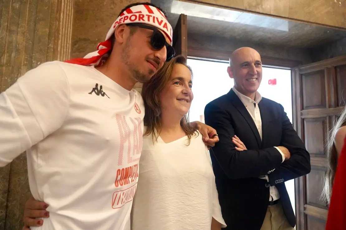 El alcalde de León, José Antonio Diez, recibe a la plantilla de la Cultural y Deportiva Leonesa