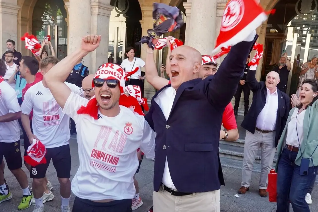 El alcalde de León, José Antonio Diez, recibe a la plantilla de la Cultural y Deportiva Leonesa