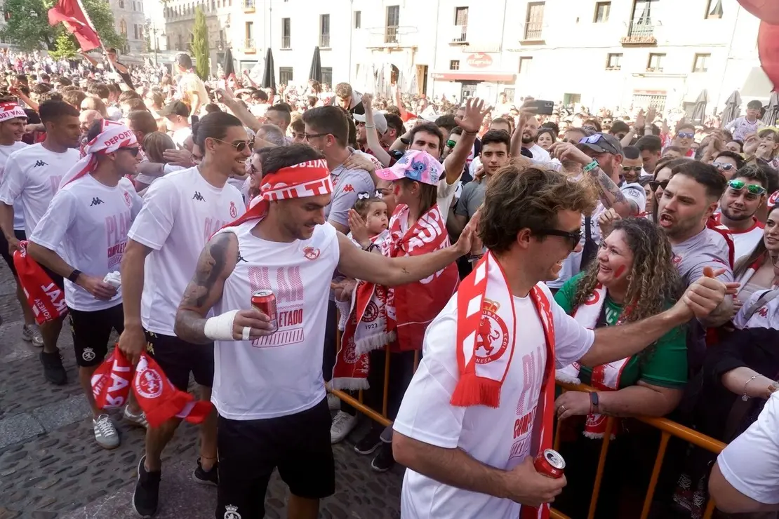 El alcalde de León, José Antonio Diez, recibe a la plantilla de la Cultural y Deportiva Leonesa