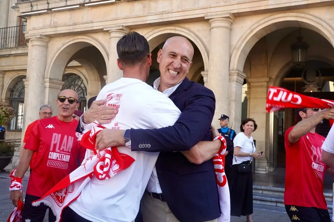 El alcalde de León, José Antonio Diez, recibe a la plantilla de la Cultural y Deportiva Leonesa