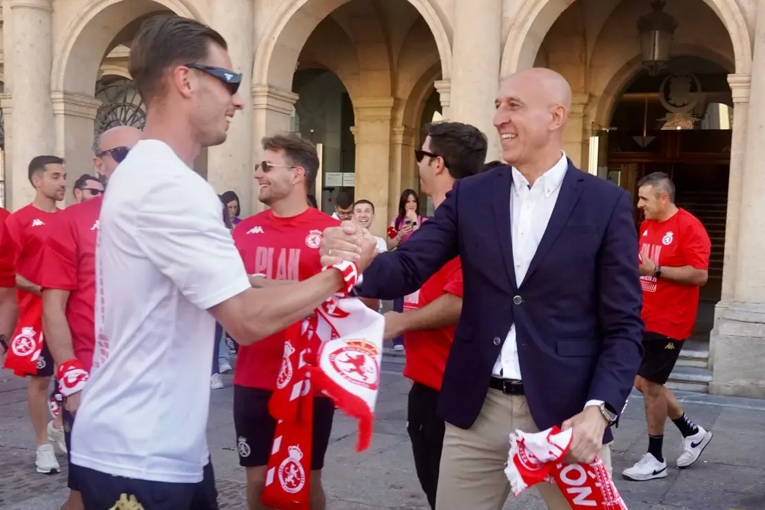 El alcalde de León, José Antonio Diez, recibe a la plantilla de la Cultural y Deportiva Leonesa