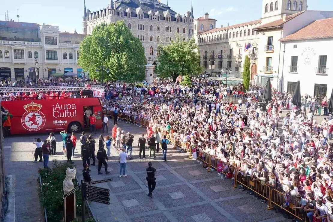 El alcalde de León, José Antonio Diez, recibe a la plantilla de la Cultural y Deportiva Leonesa