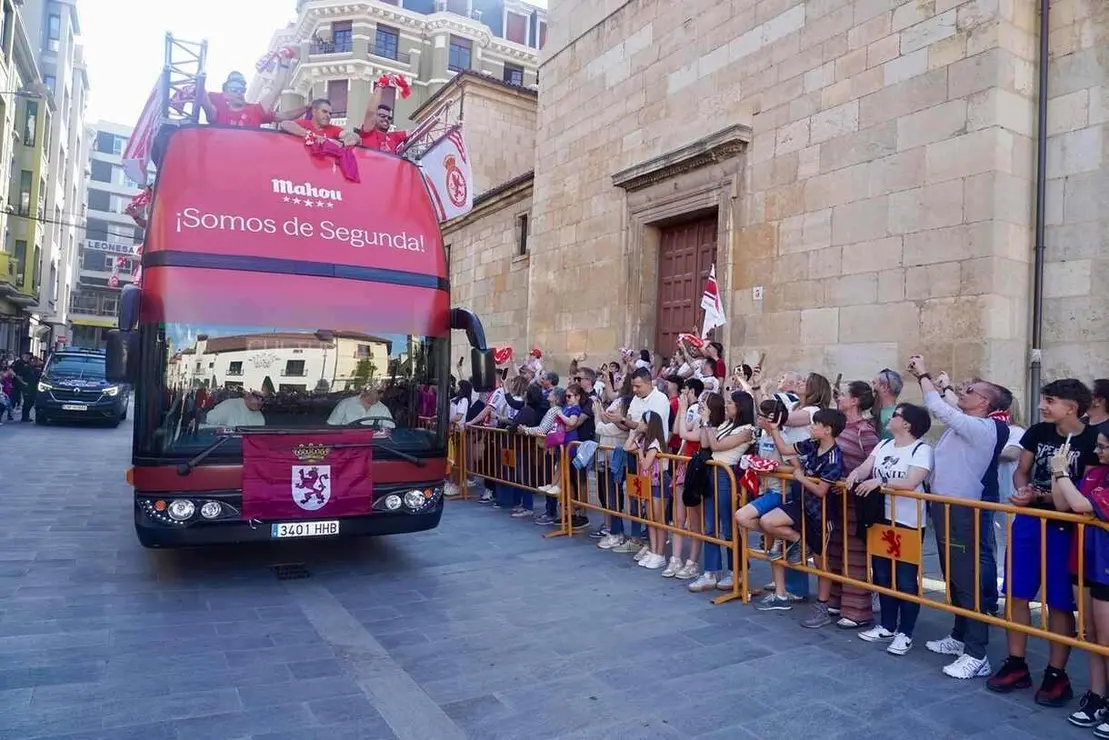El alcalde de León, José Antonio Diez, recibe a la plantilla de la Cultural y Deportiva Leonesa