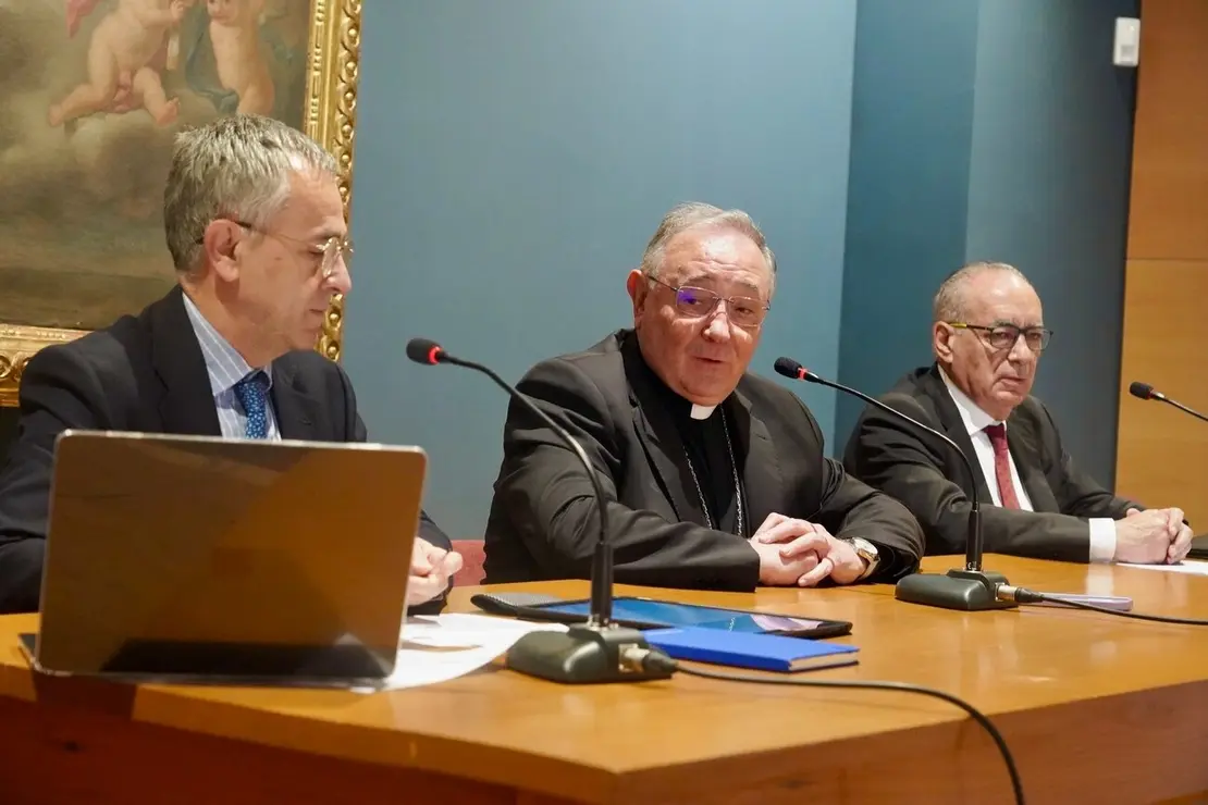 Comparecencia del vicesecretario para Asuntos Económicos de la Conferencia Episcopal Española, Fernando Giménez Barriocanal; del obispo de León, Luis Ángel de las Heras, y del ecónomo diocesano, Vicente Gutiérrez, que ofrece un análisis del ámbito de la economía y administración en la Diócesis y de iniciativas en materia de transparencia