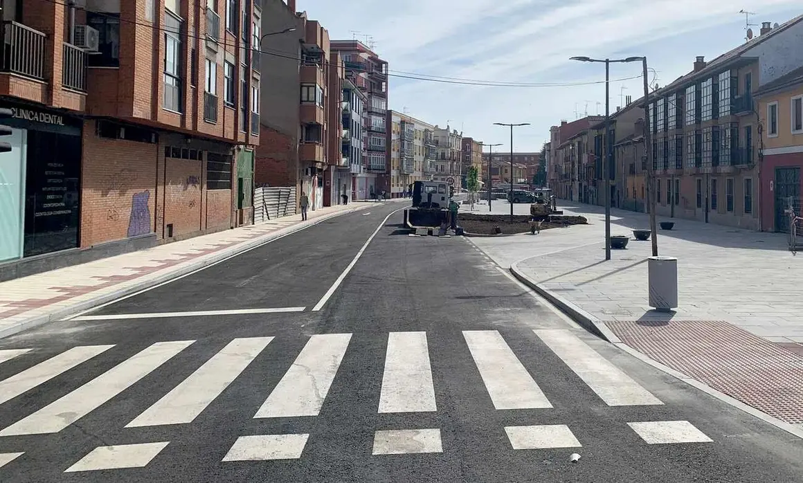 La ciudad de León vive esta semana una de sus mayores transformaciones urbanísticas recientes. Desde este lunes, 26 de mayo, han quedado abiertos al tráfico los nuevos viales en el entorno de la plaza del Espolón, un hito que marca la primera gran puesta en servicio de la conocida como "Ronda Interior" o "vía de penetración norte".