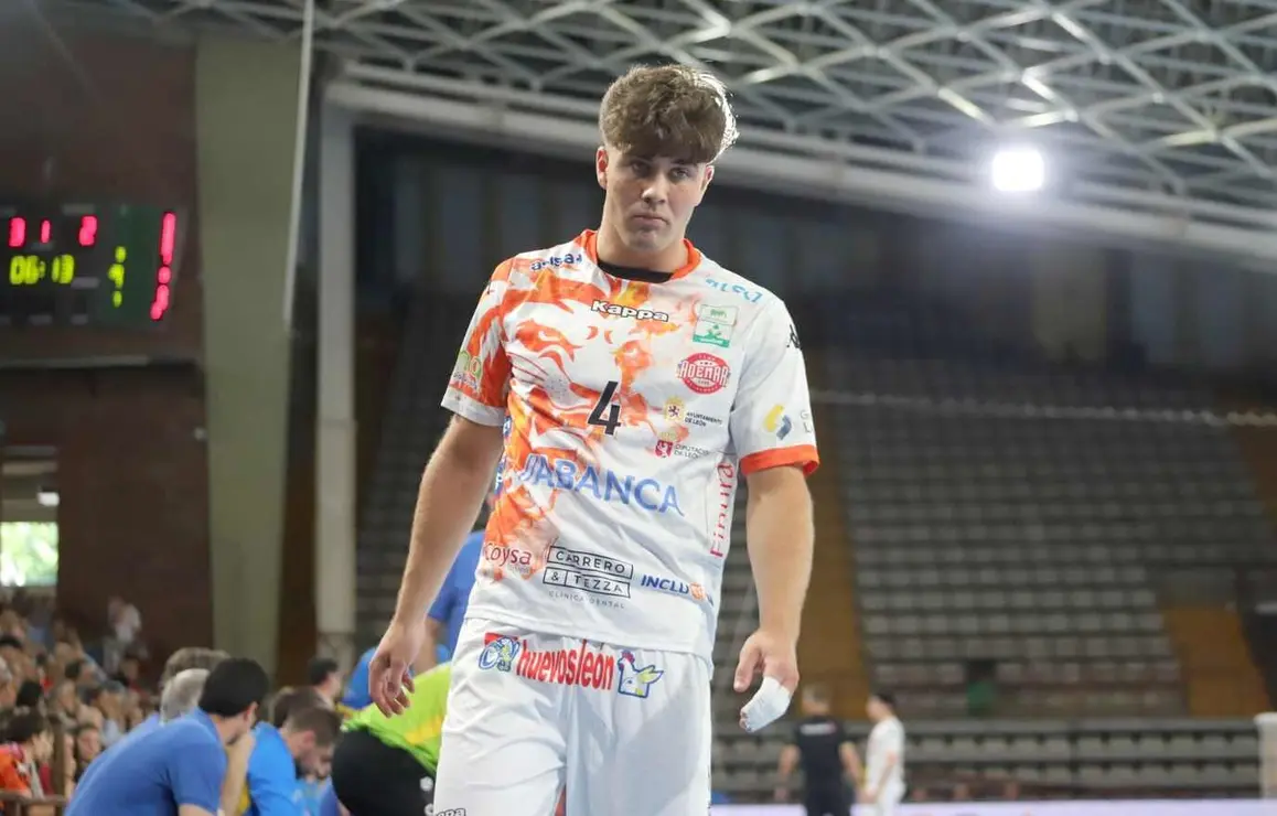 Carlos Álvarez firma su adiós soñado con un derbi para la historia; en la imagen, un lance del encuentro. Fotos: Isaac Llamazares