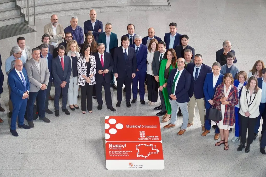 El presidente autonómico, Alfonso Fernández Mañueco, presenta, junto al consejero de Medio Ambiente, Vivienda y Ordenación del Territorio, Juan Carlos Suárez-Quiñones y el consejero de Movilidad, José Luis Sanz, la nueva tarjeta de transporte gratuito en autobús de la Junta