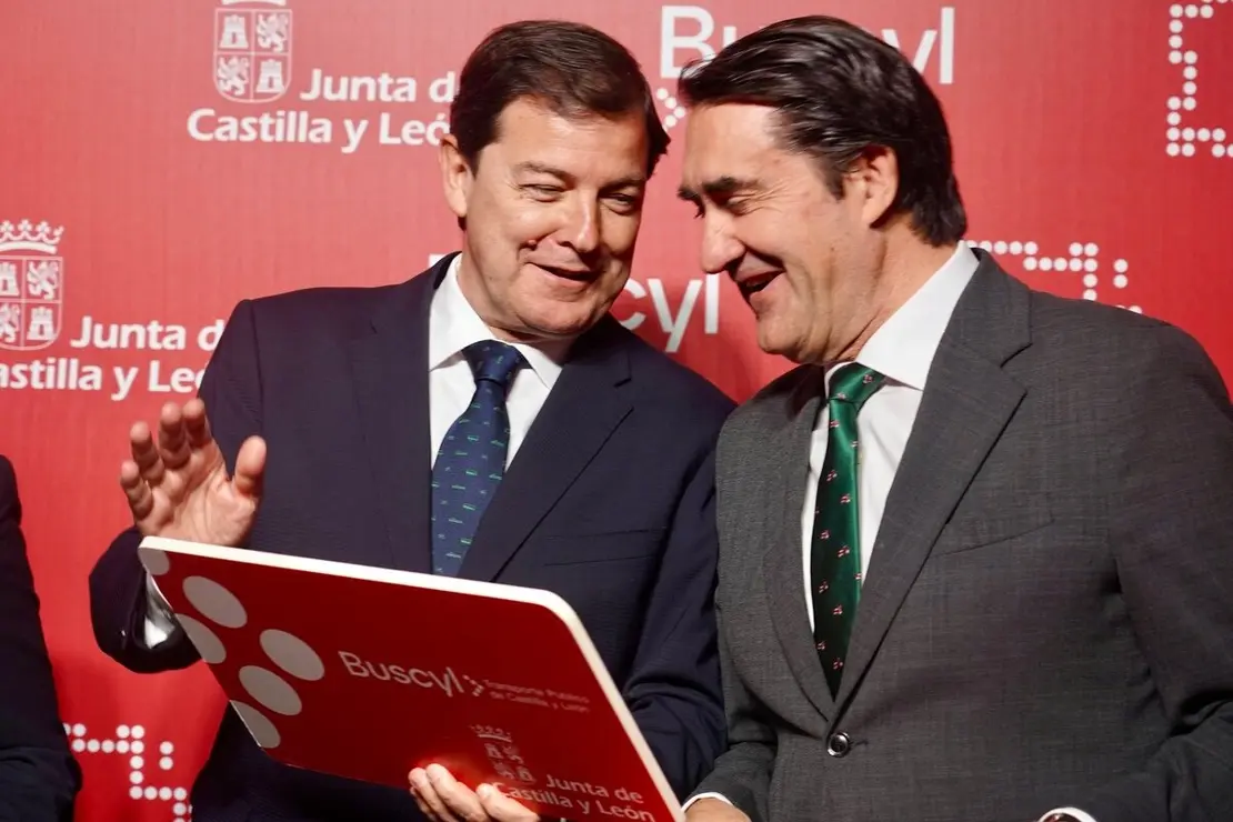 El presidente autonómico, Alfonso Fernández Mañueco, presenta, junto al consejero de Medio Ambiente, Vivienda y Ordenación del Territorio, Juan Carlos Suárez-Quiñones y el consejero de Movilidad, José Luis Sanz, la nueva tarjeta de transporte gratuito en autobús de la Junta