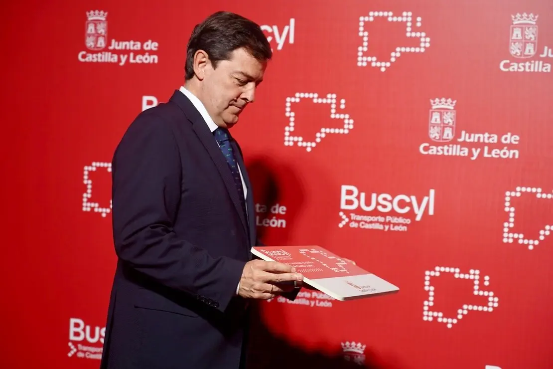 El presidente autonómico, Alfonso Fernández Mañueco, presenta, junto al consejero de Medio Ambiente, Vivienda y Ordenación del Territorio, Juan Carlos Suárez-Quiñones y el consejero de Movilidad, José Luis Sanz, la nueva tarjeta de transporte gratuito en autobús de la Junta