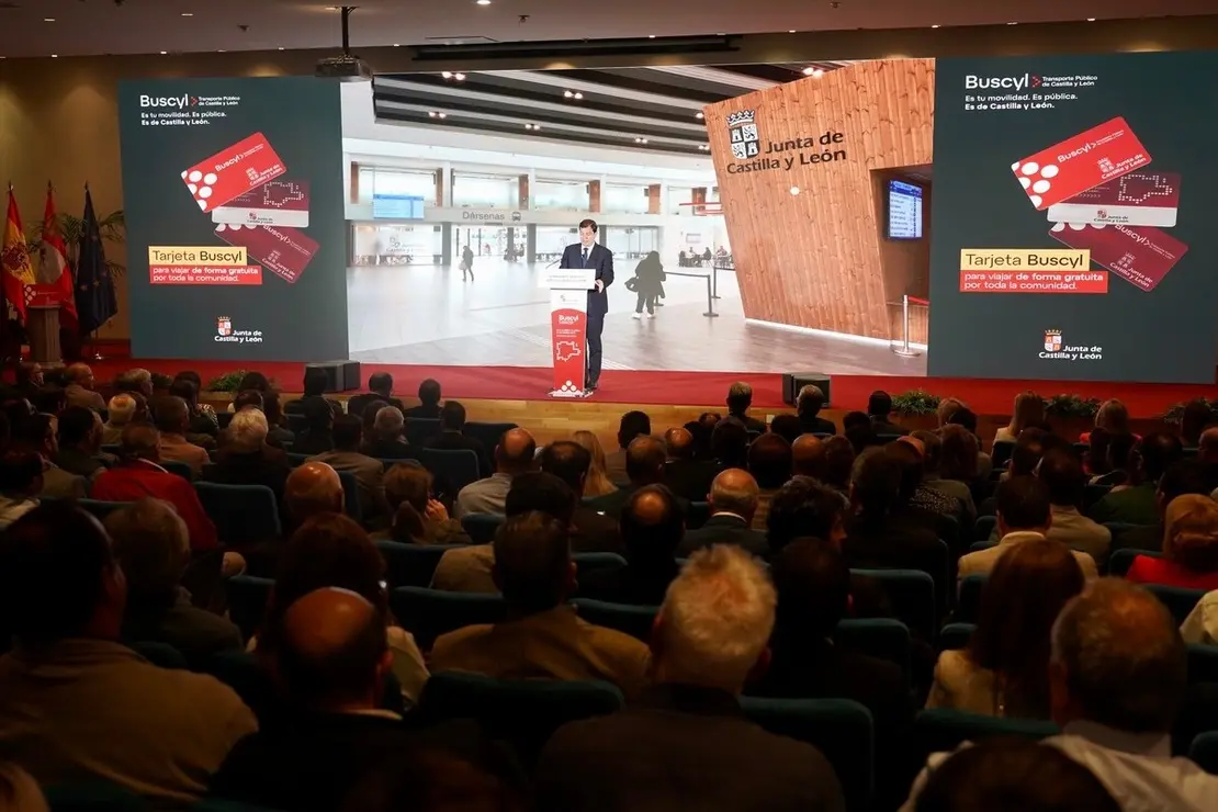 El presidente autonómico, Alfonso Fernández Mañueco, presenta, junto al consejero de Medio Ambiente, Vivienda y Ordenación del Territorio, Juan Carlos Suárez-Quiñones y el consejero de Movilidad, José Luis Sanz, la nueva tarjeta de transporte gratuito en autobús de la Junta