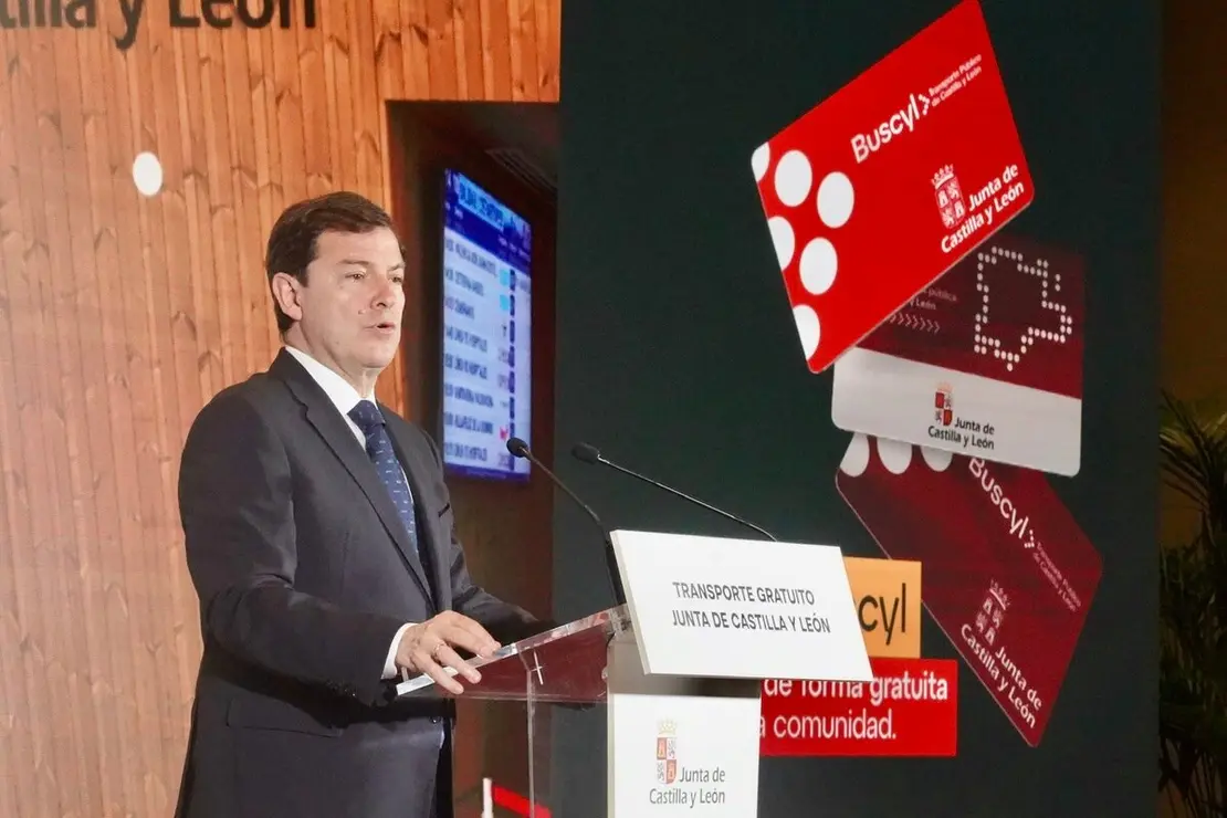 El presidente autonómico, Alfonso Fernández Mañueco, presenta, junto al consejero de Medio Ambiente, Vivienda y Ordenación del Territorio, Juan Carlos Suárez-Quiñones y el consejero de Movilidad, José Luis Sanz, la nueva tarjeta de transporte gratuito en autobús de la Junta