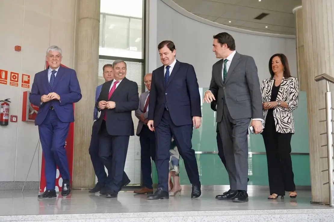 El presidente autonómico, Alfonso Fernández Mañueco, presenta, junto al consejero de Medio Ambiente, Vivienda y Ordenación del Territorio, Juan Carlos Suárez-Quiñones y el consejero de Movilidad, José Luis Sanz, la nueva tarjeta de transporte gratuito en autobús de la Junta