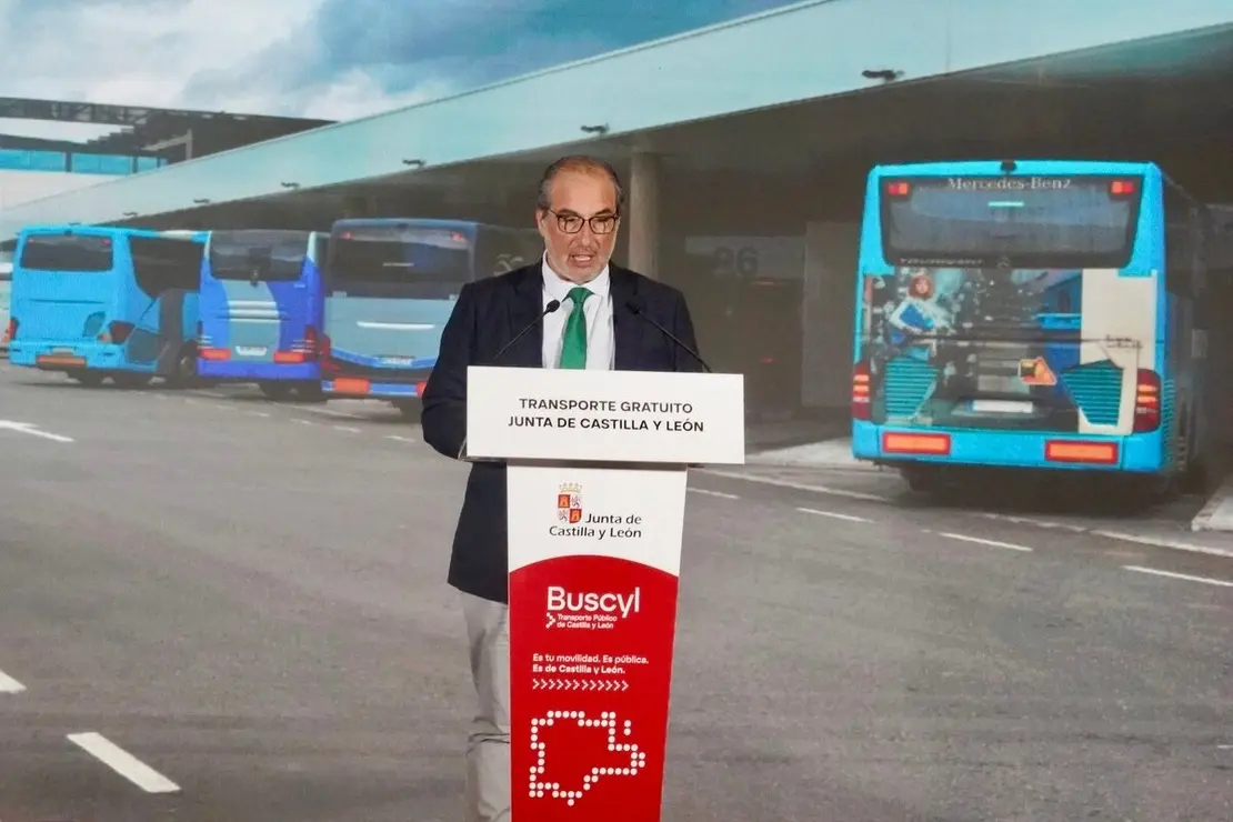 El presidente autonómico, Alfonso Fernández Mañueco, presenta, junto al consejero de Medio Ambiente, Vivienda y Ordenación del Territorio, Juan Carlos Suárez-Quiñones y el consejero de Movilidad, José Luis Sanz, la nueva tarjeta de transporte gratuito en autobús de la Junta