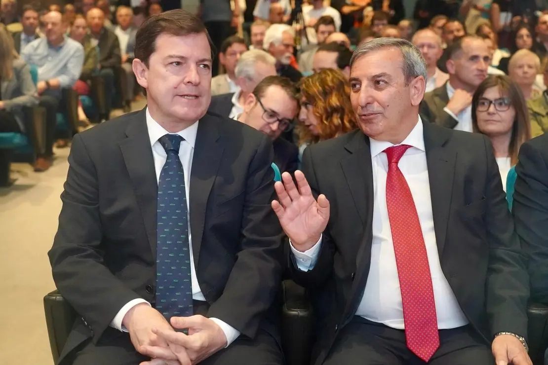 El presidente autonómico, Alfonso Fernández Mañueco, presenta, junto al consejero de Medio Ambiente, Vivienda y Ordenación del Territorio, Juan Carlos Suárez-Quiñones y el consejero de Movilidad, José Luis Sanz, la nueva tarjeta de transporte gratuito en autobús de la Junta