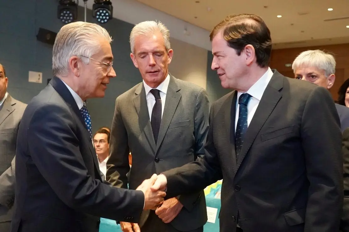 El presidente autonómico, Alfonso Fernández Mañueco, presenta, junto al consejero de Medio Ambiente, Vivienda y Ordenación del Territorio, Juan Carlos Suárez-Quiñones y el consejero de Movilidad, José Luis Sanz, la nueva tarjeta de transporte gratuito en autobús de la Junta